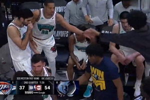 要助攻！莫兰特两次有机会攻筐却喂饼埃迪 灰熊17分领先