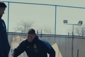 气氛真好🤣德保罗“恶意”铲翻罗梅罗，小蜘蛛在一旁笑嘻了