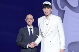 队记调侃：杨瀚森选秀大会的炸鸡是不是原本要等到19顺位前吃完？