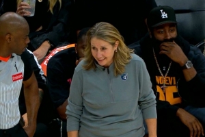 再度现场支持水星队！哈登场边观战WNBA季后赛水星VS山猫