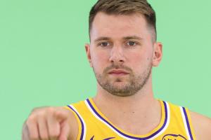 👀湖人训练营名单东契奇体重244磅 上赛季开赛230磅&最高270磅