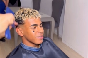 大战在即！欧冠对阵巴黎赛前，亚马尔理发