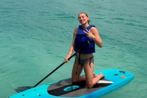 又美又飒！佩奇在社媒晒海边度假美照 秀烧烤技艺