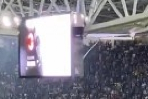 尤文球迷赛前掌声欢呼致敬阿莱格里，并拉横幅：谢谢你做的一切