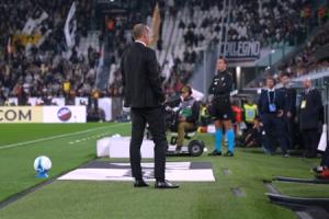 阿囧也不自信！普利西奇飞点前，阿莱格里背对球场不敢看