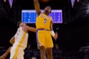 布朗尼比赛中惊现单臂补扣 父亲詹姆斯转发