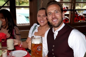 凯恩晒与妻子参加啤酒节合照：为这一周画上完美句号🍻