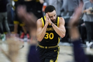 库里三分遇强力防守就失效？杨毅：只是不稳定 他轰进很多神仙球