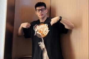 潮男出没！王岚嵚晒个人照：自我介绍一下 大家好 我是王岚嵚