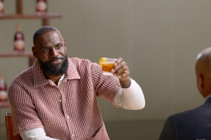 轩尼诗官方：来杯轩尼诗绝对是你最明智的选择 不信就问勒布朗