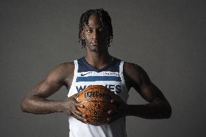 内线高效！米勒半场5中4拿到11分9篮板的准两双 另有1助1帽