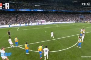 😑维尼修斯失点后镜头第一时间给到阿隆索，龙哥起身略显不悦