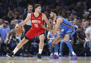 组织戏份增加！申京上赛季前6场场均仅3.7次助攻 这赛季7.3助攻