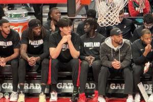 直播吧前线记者小傅：让球迷骄傲的一场胜利 再给杨瀚森一点时间