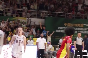 😎这动作潇洒飘逸，真有NBA的感觉！