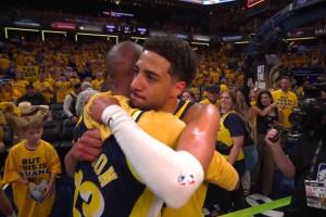 总决赛2-1领先了！哈利伯顿赛后和雷吉米勒拥抱致意