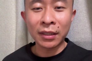 球迷底线视角拍摄胡明轩憾失三分绝杀，郭指导第一时间送上拥抱！