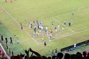 😨成都vs河南赛后看台冲突，球迷扔水瓶砸中河南队人员