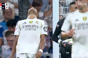 错失良机！居勒尔倒三角传球，姆巴佩左脚射门打呲擦柱而出！