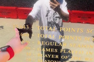 缅怀！赵继伟在湖人主场加密中心球馆外的科比雕像前留念~