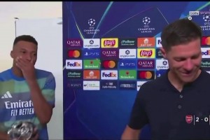 阿隆索对记者说姆巴佩是皇马的领导者，姆巴佩听到后害羞的笑了