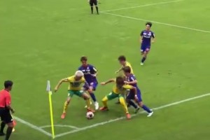 队内氛围真好！登贝莱回巴黎分享金球，维蒂尼亚爱不释手！