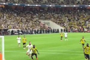 四旬老汉C罗这门前嗅觉和跑位依旧是顶级，主场球迷也在庆祝🤣