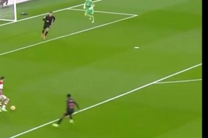 珍惜他的每一场比赛吧！也许我们再也看不到梅西这样的球员了！