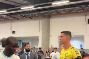 不是很熟？坎特从C罗旁边经过，没有互动😂