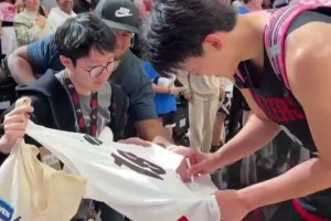 🤣笑死！开拓者球迷日上，杨瀚森背着粉红色小书包给球迷签名！