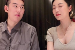 大秀恩爱❤️付豪跟妻子挑战同时睁眼不能笑失败~