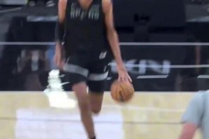 文班亚马这一个回合看到三个球员影子！KD字母奥胖！