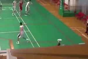 好家伙，这是直接瞄着去垫脚啊，不怕被打吗？😳