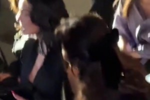 乔治娜一身黑色礼服参加晚宴，旁边的是谁家小富婆呀🤯