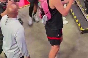 还不太熟练的样子😂杨瀚森背着粉色包包，给球员通道球迷签名~