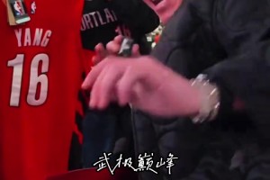 这影响力！女博主珠姐手拿杨瀚森球衣现场教老外说“杨瀚森牛皮”
