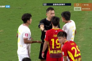 广西球迷：主裁漏判点球导致自家球员回防骨折😡
