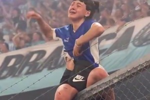 真球迷啊！此前阿根廷女球迷爬上铁网庆祝却被划破衣服🫠