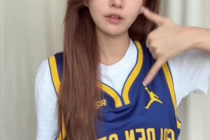 😍😍素颜的颜值也这么能打？NBA女主播炼炼晒球衣变装