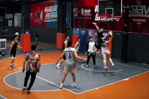 球场上遇到女生是否该全力防守？