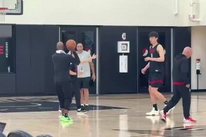 看得出来真重视😎比卢普斯夏联期间曾亲自讲解，教杨瀚森跑位！