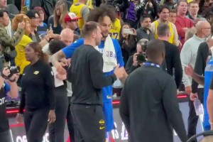 还是很爱😭东契奇与独行侠前队友一一拥抱谈心，与浓眉有说有笑