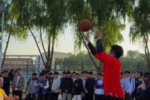 基本功还是太扎实了！科比忠实粉丝校园行半场4v4统治全场