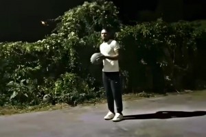 当篮球运动员在路边发现野生篮筐。。。