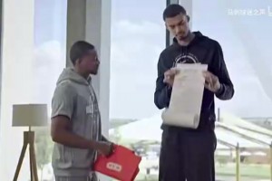 小狐狸和文班互动！马刺球员的零售超市广告！谁的演技最好？