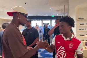 吃醋了！当博格巴妻子看到博格巴和甲亢哥做夫妻专属亲密手势！