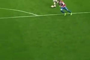 太可惜了！这球若踢进，将又是一历史名画！